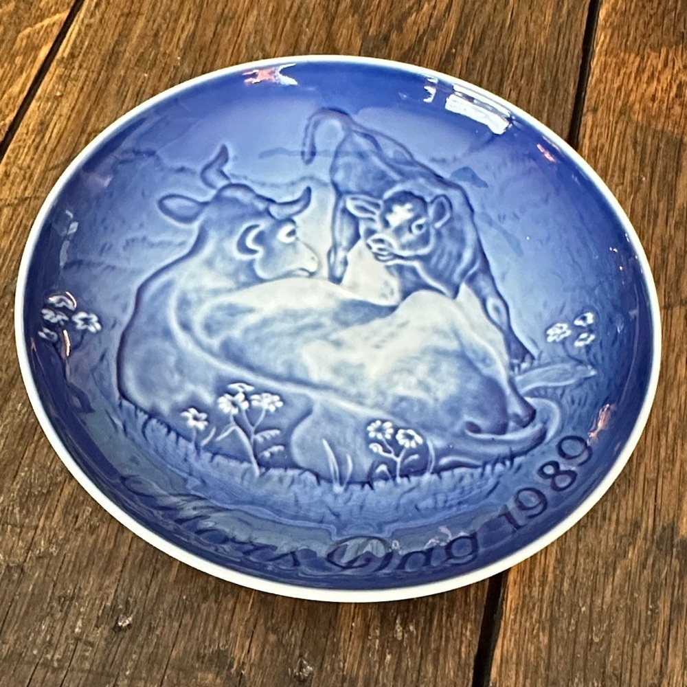 Vintage 1989 Royal Copenhagen Mothers Day Plate Cow Calf Blue Danish Porcelain